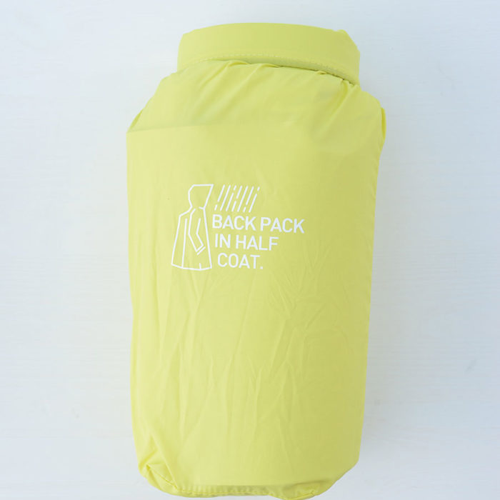 撥水性にとことんまでこだわった スマートなバックパックインハーフコート