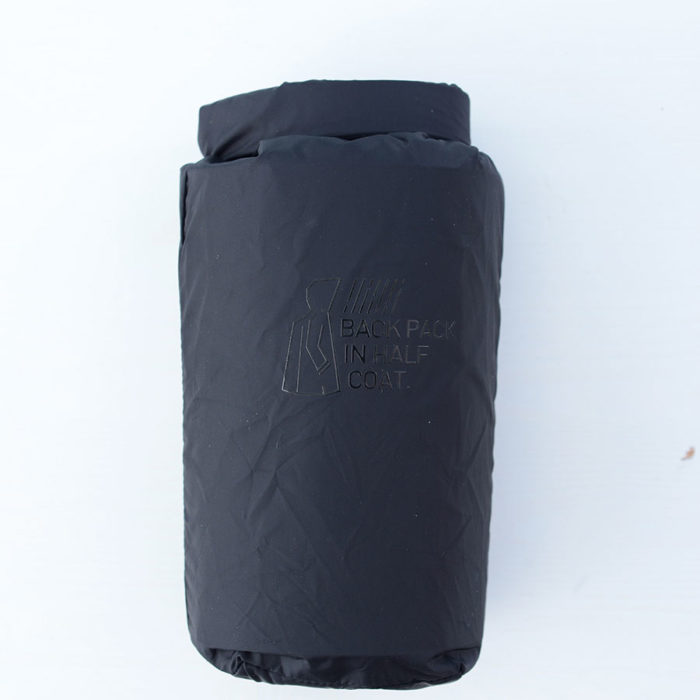 撥水性にとことんまでこだわった スマートなバックパックインハーフコート
