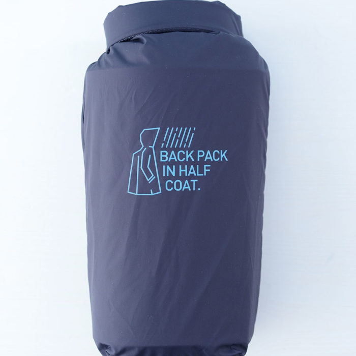 撥水性にとことんまでこだわった スマートなバックパックインハーフコート