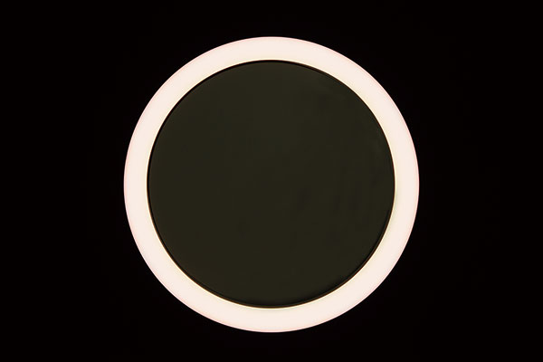 持ち運び便利なメイクアップミラーで いつでもどこでも最高の自分に♪