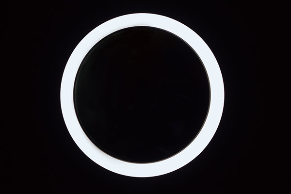 持ち運び便利なメイクアップミラーで いつでもどこでも最高の自分に♪