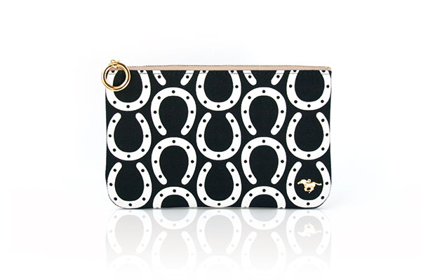 幸運を呼ぶ “馬蹄“ のフラットポーチ